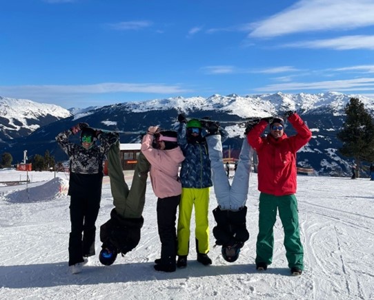 Schüler*innen mit Snowboard-Akrobatik
