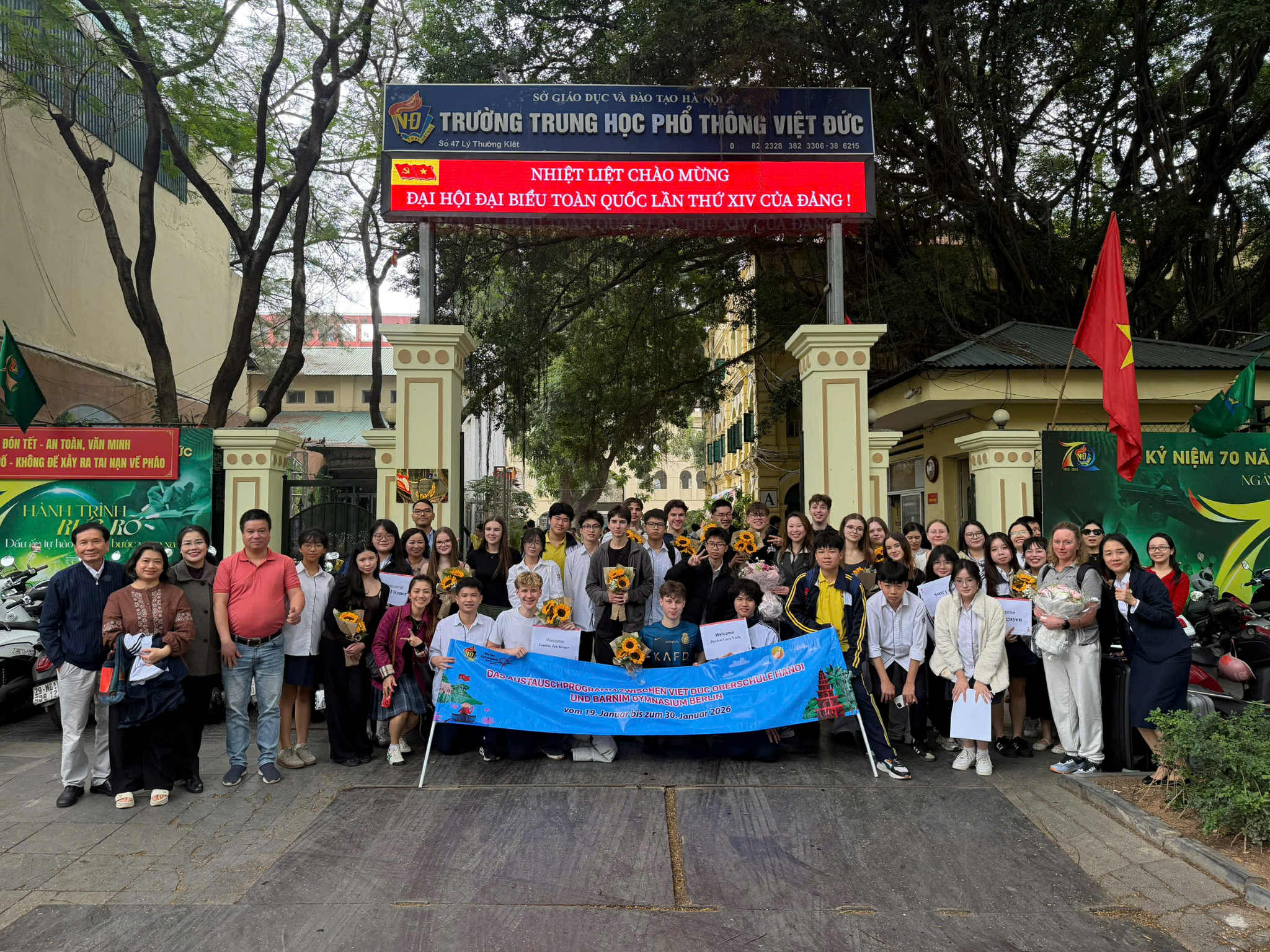 Schüler*innengruppe vor der Partnerschule in Vietnam