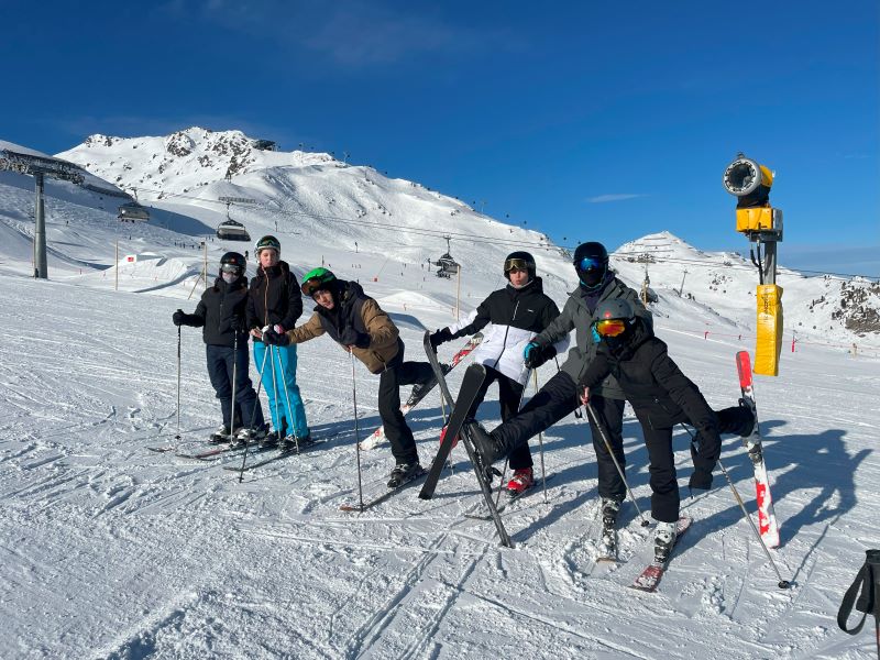 Schüler*innen auf der Piste